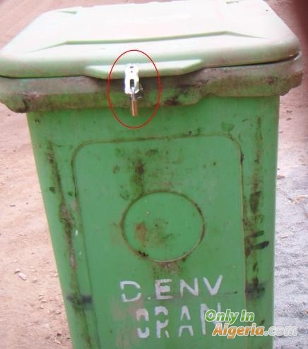 Poubelle publique cadenassée